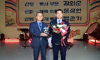 “수상자가 꽃다발에 묻혔다”